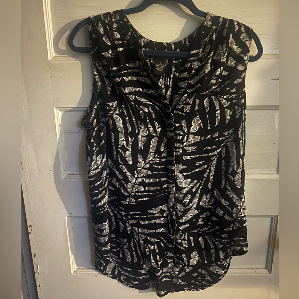 Sleeveless patterned blouse